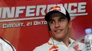 Juara Dunia MotoGP 2013 dan 2014, Marc Marquez tersenyum saat menghadiri acara jumpa pers di Sirkuit Sentul, Bogor, (21/10/2014). (Liputan6.com/Helmi Fithriansyah)