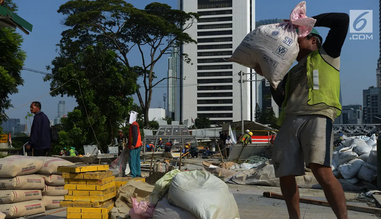 Aktivitas pekerja menyelesaikan proyek pembangunan Taman Spot dan Budaya Dukuh Atas, Jakarta, Rabu (19/6/2019). Taman tersebut digunakan untuk menciptakan ruang ekspresi budaya yang pembangunnnya hampir rampung. (merdeka.com/Imam Buhori)