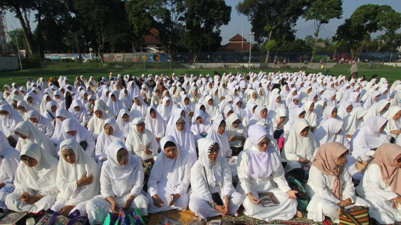 Dalam kegiatan tersebut , ratusan jemaah hadir serba pakaian putih. Mereka berdzikir dan doa bersama di lapangan Manunggal, Menteng, Bogor Barat untuk memperingati Tahun Baru Islam 1 Muharram 1445 Hijriah.