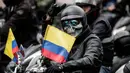 Seorang pengendara sepeda motor memberi isyarat selama protes kenaikan harga bahan bakar di Bogota, Kolombia, Rabu (12/10/2022). Aksi protes ini muncul karena kenaikan harga bahan bakar dan asuransi wajib pihak ketiga. (AP Photo/Ivan Valencia)