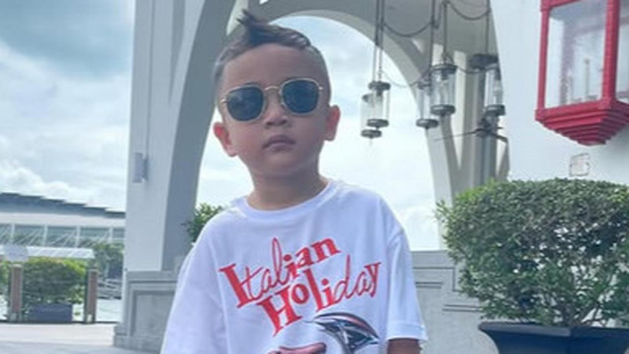 Potret 'Calon ABG' Rayyanza Tampil Keren dengan Gaya Modis dan Jambul Macau, Sudah Makin Jago Pose di Depan Kamera
