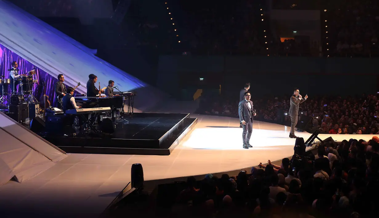 30 tahun berkarya bukanlah waktu yang sebentar, suka dan duka telah dilalui bersama oleh para personel Kahitna. Perjuangan mereka kini membuahkan hasil, Kahitna pun memberikan penampilan istimewa untuk penggemar setia. (Nurwahyunan/Bintang.com)