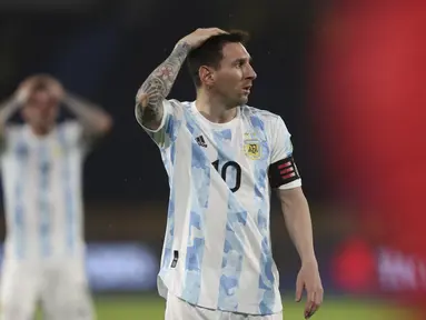 Penyerang timnas Argentina, Lionel Messi memberikan gesture pada laga lanjutan Kualifikasi Piala Dunia 2022 Zona Amerika Selatan melawan Kolombia di Stadion Metropolitano, Rabu (9/6/2021) pagi WIB. Argentina harus puas bermain imbang 2-2 dengan Kolombia. (AP Photo/Fernando Vergara)