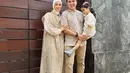 Tantri Namirah dan Haykal Kamil tampil kompak dan serasi dengan busana Lebaran mereka. Tantri tampil cantik dengan busana berwarna cokelat, sedangkan Haykal dan sang putri tampil serasi dengan busana bernuansa senada. Foto: Instagram.