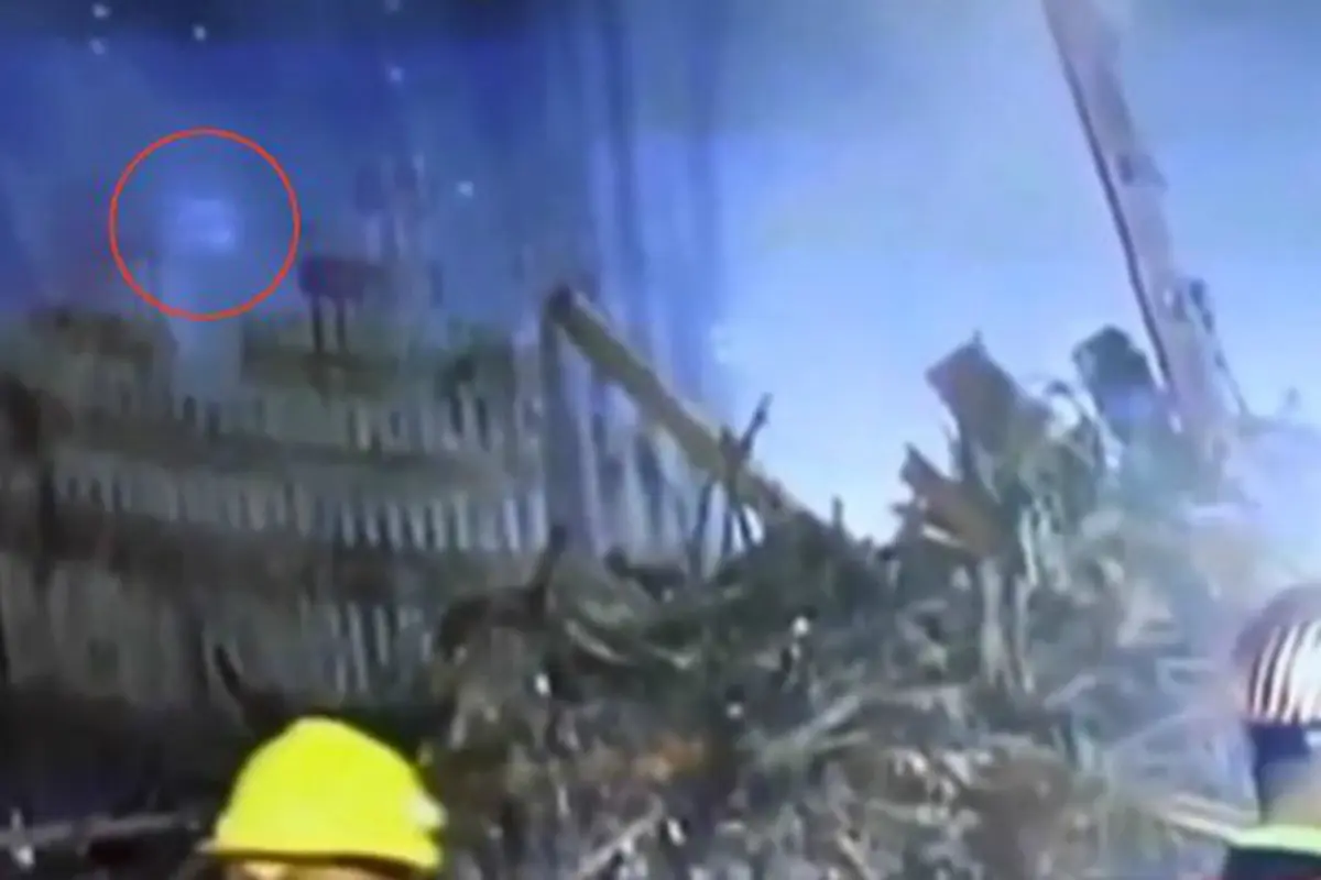 Sosok putih yang melayang dari puing-puing World Trade Center