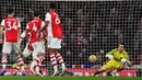 Lukasz Fabianski. Kiper yang kini masih aktif membela West Ham di Liga Inggris ini mampu menyelamatkan 10 tendangan penalti dari total 37 kesempatan. Musim ini ia berhasil mematahkan tendangan penalti striker Arsenal, Alexandre Lacazette pada laga 15 Desember 2021 lalu. (AFP/Ben Stansall)