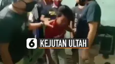 Pria ini nampak pasrah ketika dapat kejutan dari polisi.