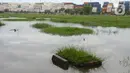 Banjir merendam Tempat Pemakaman Umum (TPU) Semper, Jakarta, Kamis (11/11/2021). Ratusan makan di TPU Semper terendam banjir akibat hujan deras yang menguyur Ibu Kota beberapa hari lalu. (merdeka.com/Imam Buhori)