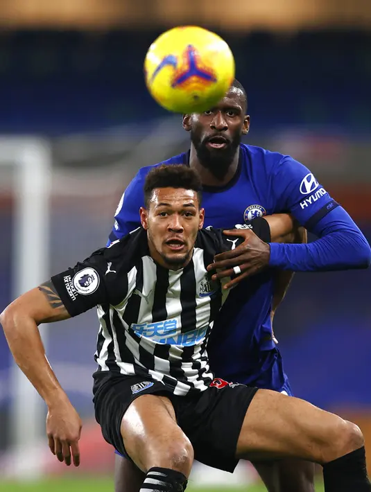 Pemain Newcastle United Joelinton (depan) berebut bola dengan pemain Chelsea Antonio Rudiger pada pertandingan Liga Inggris di Stamford Bridge Stadium, London, Inggris, Senin (15/2/2021). Chelsea menang 2-0. (Adrian Dennis/Pool via AP)