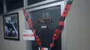 Pintu ruang kerja anggota DPR dari Fraksi Partai Demokrat, I Putu Sudiartana, disegel KPK, di lantai 9 Gedung Nusantara I, Kompleks Parlemen, Jakarta, Rabu (29/6). Penyegelan terkait dengan Operasi Tangkap Tangan KPK semalam. (Liputan6.com/Johan Tallo)
