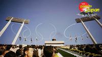 Masyarakat Jepang saat menyaksikan pembukaan Olimpiade 1964 di Tokyo. (The Huffington Post)