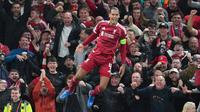 Pemain Liverpool, Virgil van Dijk, melakukan selebrasi setelah mencetak gol ke gawang Atletico Madrid pada laga matchday 1 League Phase Liga Champions 2025/2026 di Anfield, Kamis (18/9/2025) dini hari WIB. (AP Photo/Jon Super)