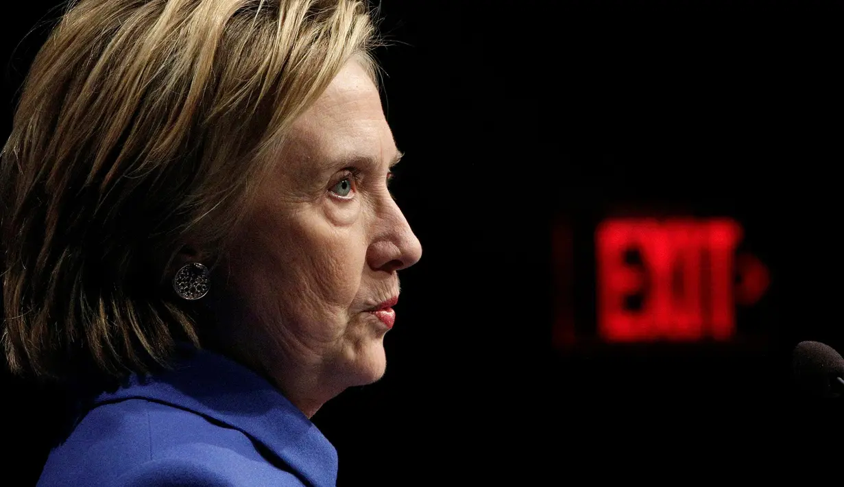 Hillary Clinton tampil berpidato dalam acara makan malam yang digelar Yayasan Pertahanan untuk Anak bertema 'Beat The Odds' pada Rabu (16/11). Pidato ini adalah pidato pertama kali bagi Hillary usai kalah dalam pilpres AS. (REUTERS/Joshua Roberts)