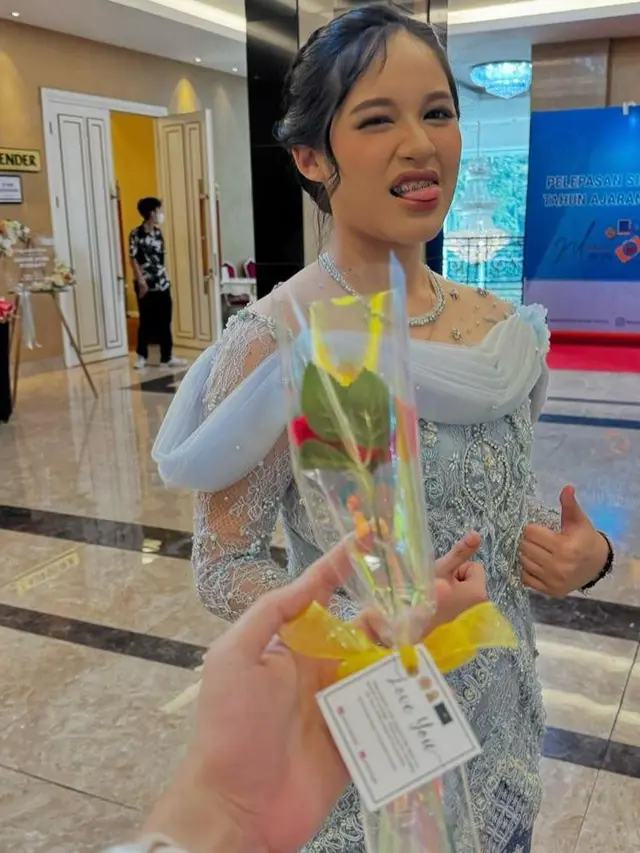 6 Potret Wisuda Shakiena Azalea Putri Pasha Ungu yang Dihadiri Okie Agustina dan Adelia, Kompak Berbusana Pastel