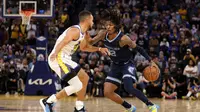 Point guard Ja Morant dari Memphis Grizzlies melewati pemain Warriors Stephen Curry dalam lanjutan NBA (AFP)