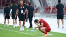 Pemain Timnas Indonesia U-20, Hokky Caraka, tertunduk lesu setelah ditaklukkan Guatemala pada laga turnamen mini di Stadion Utama Gelora Bung Karno (SUGBK), Selasa (21/2/2023). Indonesia takluk 0-1 dari Guatemala. (Bola.com/M Iqbal Ichsan)