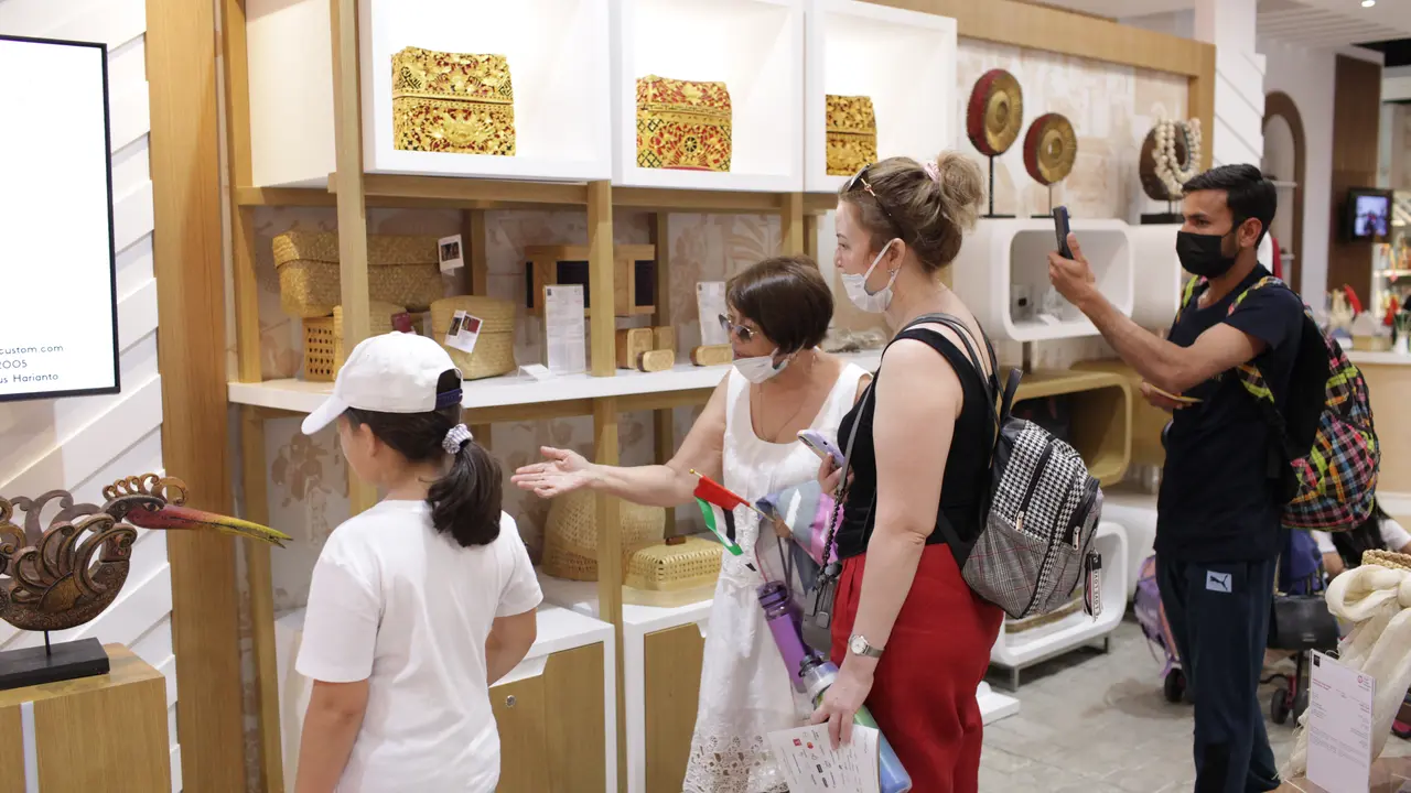 Paviliun Indonesia diramaikan dengan pameran aneka produk lokal UMKM yang ramah lingkungan