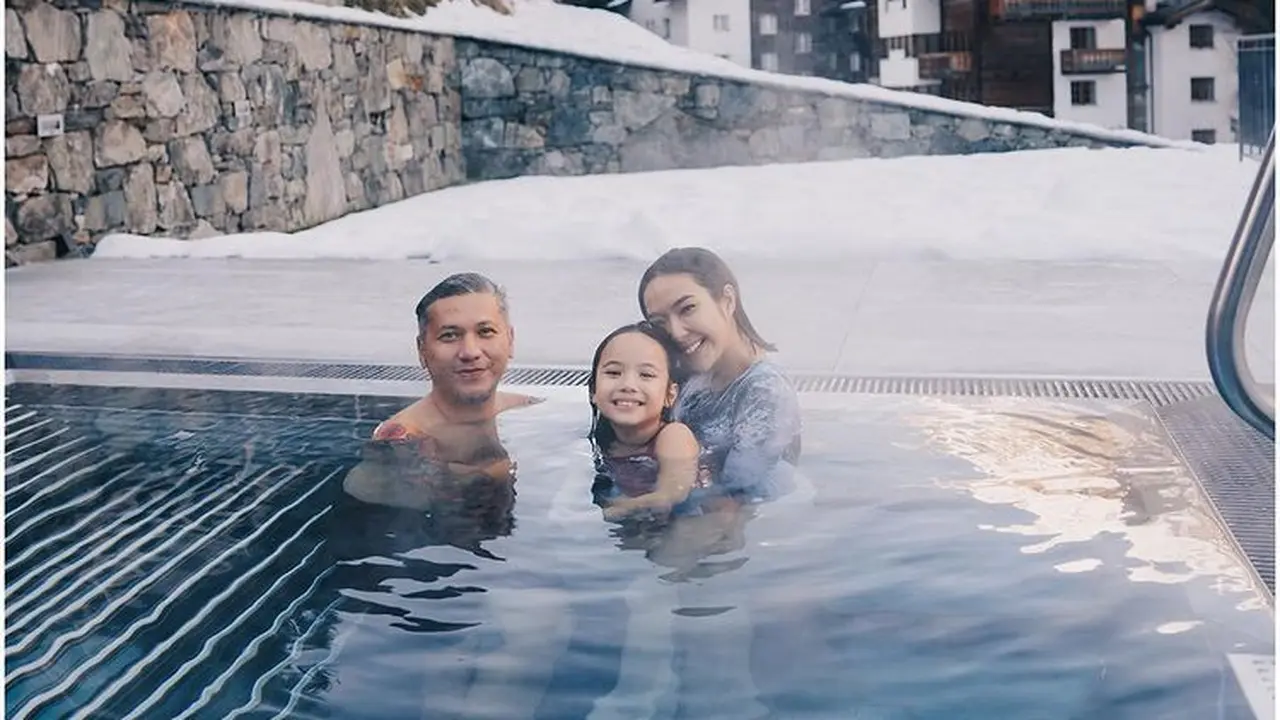 Gading Marten bersama Gisella Anastasia dan Gempi (Instagram/gadiiing)