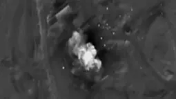 Sebuah gambar yang di rilis oleh Kementerian Pertahanan Rusia saat penyerangan terhadap Militan ISIS di Suriah padA 26 November lalu, (4/12). Serangan udara Militer Rusia memborbardir markas Militan ISIS yang diduga berjumlah ribuan orang. (REUTERS)