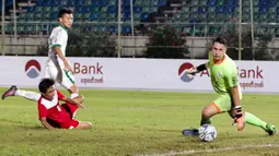 Kiper Filipina U-19, Quincy Kammeraad, berusaha menahan bola saat melawan Timnas Indonesia U-19 pada laga Piala AFF U-18 di Stadion Thuwunna, Myanmar, Kamis (7/9/2017). Indonesia menang 9-0 atas Filipina. (Liputan6.com/Yoppy Renato)