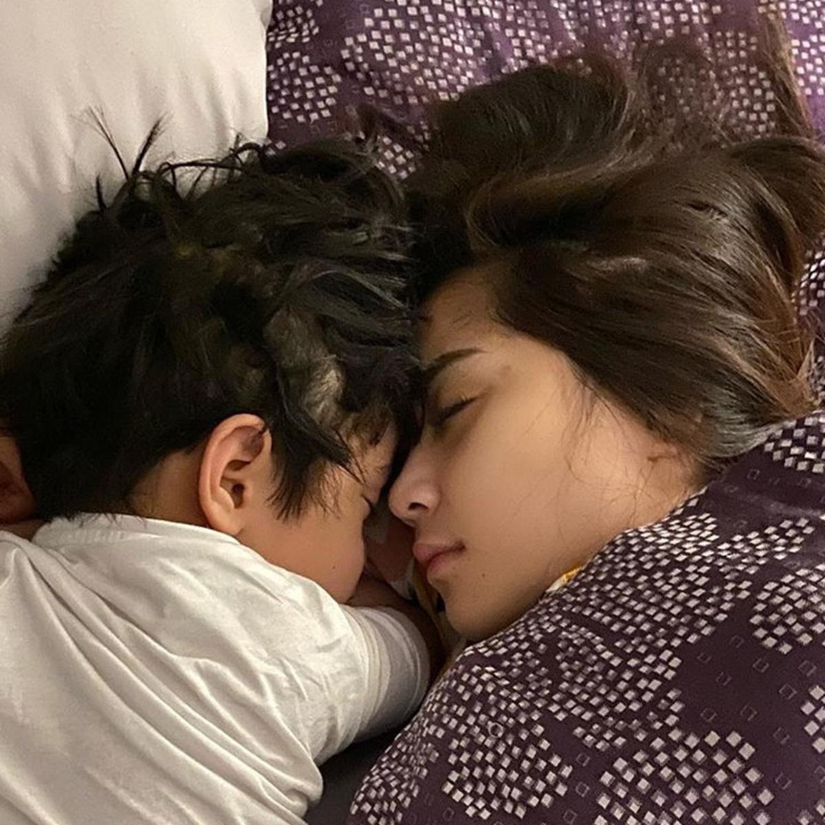 Iseng Tapi Romantis, 7 Seleb Ini Bagikan Foto Keluarganya Saat Tidur Pulas