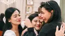 Titi Kamal, Dian Sastrowardoyo, Sissy Prescillia, dan Adinia Wirasti berkumpul di perayaan ulang tahun "Cinta". [Foto: Instagram/therealdisastr]