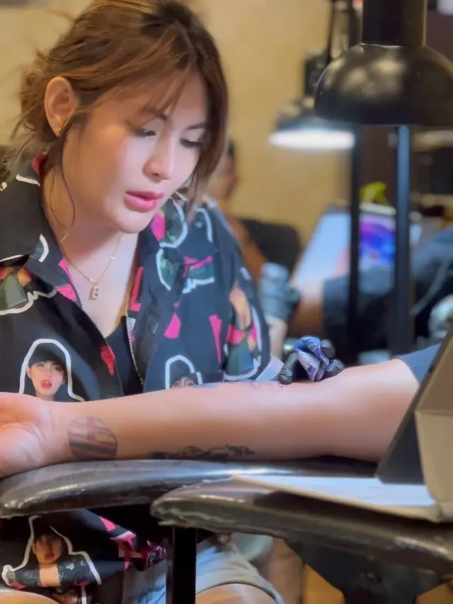 Punya Bakat Seni, Ini 7 Potret Angela Lee yang Jadi Seniman Tato
