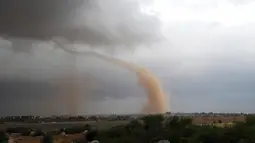 Tornado mendarat di kawasan Riverside, California, AS, Selasa (22/5/08). Usai mengalami kemarau panjang, kini California dan Nevada kini diserang hunan badai. (AP Photo/ Michael Ritter)