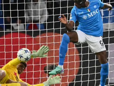 Penyerang Napoli asal Nigeria #09 Victor Osimhen mencetak gol kedua timnya ke gawang Braga pada matchday 6 Grup C Liga Champions 2023/2024 di Stadion Diego Armando Maradona, Rabu (13/12/2023) dini hari WIB. (Alberto PIZZOLI / AFP)