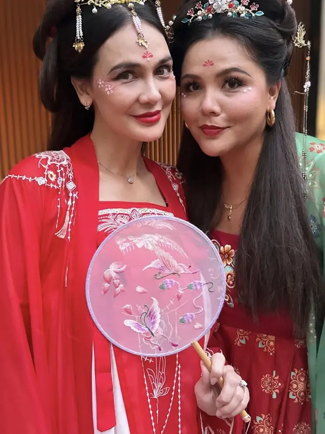 Potret Luna Maya saat Girl Trip ke China. [@moonmaxbase]