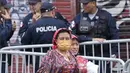 Dua perempuan Indigenous Guna erjalan di jalan pada hari pertama penggunaan masker tidak lagi wajib di Panama City, Panama, Senin (11/7/2022). Masker tidak lagi diperlukan kecuali di rumah sakit dan transportasi umum. (AP Photo/Arnulfo Franco)