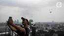Pesawat tempur F-16 TNI AU terbang melintas di atas Istana Merdeka saat upacara peringatan detik-detik proklamasi di Jakarta, Rabu (17/8/2022). Aksi pesawat tempur TNI AU tersebut untuk memperingati Hari Ulang Tahun ke-77 Republik Indonesia. (Liputan6.com/Faizal Fanani)