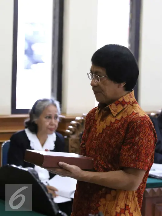 Kak Seto saat memberi kesaksian di sidang pembunuhan Angeline dengan terdakwa Margriet Megawe di Pengadilan Negeri Denpasar, Senin (11/1/2016). Kak Seto hadir sebagai saksi ahli dalam bidang psikologi anak. (Liputan6.com/Angga Yuniar)