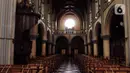 Suasana bagian dalam Gereja Katedral jelang perayaan Natal, Jakarta, Rabu (22/12/2021). Jemaat yang akan beribadah di Gereja Katedral Jakarta nantinya akan dibatasi untuk mencegah penularan COVID-19. (Liputan6.com/Angga Yuniar)