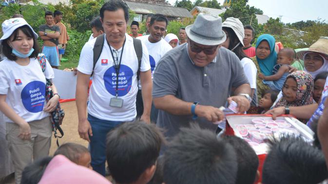 Jajaran direksi Diamond Group beserta karyawan membagikan es krim kepada anak-anak pengungsi gempa Lombok saat kegiatan CSR Diamond Group Peduli  di Dusun Trengan Timur, Kecamatan Pamenang, Sabtu (8/9). (Liputan6.com/HO/Eko)