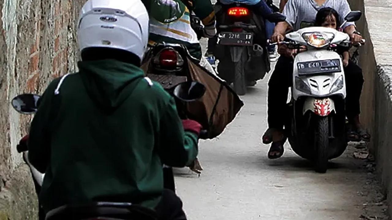 Sudah jadi hal lumrah. Gang, jalan kecil maupun jalan tembusan menjadi pilihan untuk menghindari kemacetan di jalan protokol.