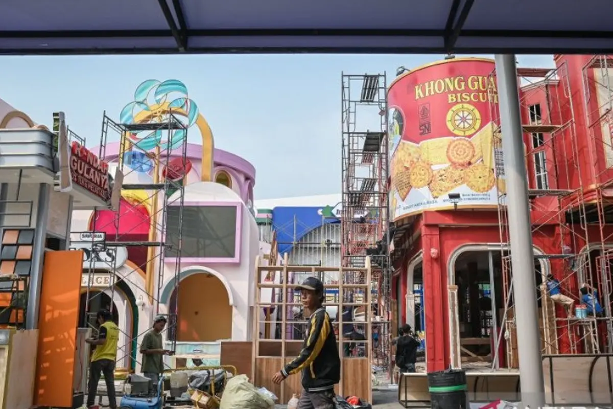 Pekerja menggarap bangunan gerai yang akan berpartisipasi dalam Jakarta Fair 2026 di JIExpo, Kemayoran, Jakarta, Selasa 9 Juni 2026.