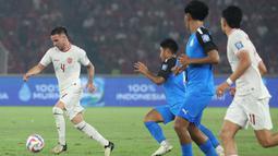 Pemain Timnas Indonesia, Calvin Verdonk berusaha melewati pemain Filipina pada laga terakhir Grup F putaran kedua kualifikasi Piala Dunia 2026 Zona Asia di Stadion Utama Gelora Bung Karno (SUGBK) Senayan, Jakarta, Selasa (11/6/2024). (Bola.com/M Iqbal Ichsan)