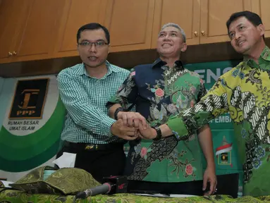 Sekretaris Komite Mukernas Achmad Baidowi (kiri), Ketua Komite Mukernas Iskandar Saihu (tengah), Sekretaris Organisasi Komite Achmad Mustaqim berejabat tangan usai memberi keterangan pers di Jakarta (16/7). (Liputan6.com/Helmi Afandi)