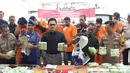 Wadir Tindak Pidana Narkoba Bareskrim Polri, Kombes Pol Krisno Halomoan Siregar (tengah) saat menunjukan barang bukti pengungkapan kasus penyelundupan narkoba jenis sabu seberat 37 kg di Kawasan Batavia Marina, Jakarta, Selasa (11/6/2019). (Liputan6.com/Helmi Fithriansyah)