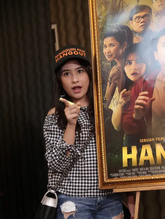Film Hangout rencananya akan tayang di bioskop secara serentak pada 22 Desember. Selain Prilly Latuconsina, film ini juga dibintangi oleh Titi Kamal, Soleh Solihun dan masih banyak lagi. (Galih W. Satria/Bintang.com)