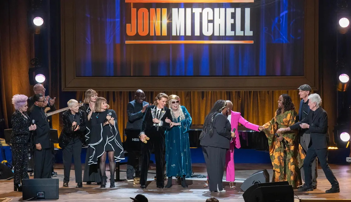 Joni Mitchell dipeluk oleh Brandi Carlile setelah tampil di acara penyerahan Gershwin Prize yang merupakan penghargaan atas kontribusi seumur hidup seorang musisi pada musik popular di DAR Constitution Hall Washington pada hari Rabu, 1 Maret 2023. Joni Mitchell merupakan salah satu wanita pertama dalam musik rock modern dan pengakuan kritis yang patut ditiru. Mitchell menjadi inspirasi utama bagi semua orang mulai dari Bob Dylan dan Prince hingga generasi artis wanita berikutnya seperti Suzanne Vega dan Alanis Morissette. (AP Photo/Amanda Andrade-Rhoades)