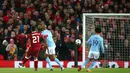 Pemain Liverpool Alex Oxlade-Chamberlain melakukan tembakan yang menciptakan gol kedua untuk timnnya saat melawan Manchester City dalam pertandingan Liga Champions di Anfield, Liverpool (4/4). (Peter Byrne/PA via AP)