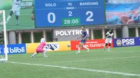 Tim All Stars Bandung ketika menghadapi Solo pada laga kedua MilkLife Soccer Challenge All Stars (MLSC All Stars) di Supersoccer Arena, Kudus, Jumat (24/1/2025) siang WIB. Bandung menang 2-0 atas Solo. (Dok. Bakti Olahraga Djarum Foundation/MilkLife)