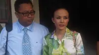 Kejadian raibnya uang ratusan juta milik Alona bermula saat dirinya menggeluti bisnis properti berupa kos-kosan dan rumah kontrakan.