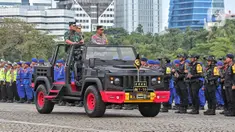 Panglima TNI Laksamana TNI Yudo Margono (kiri) dan Kapolri Jenderal Listyo Sigit Prabowo saat mengecek pasukan dalam apel Operasi Lilin 2022 di Monas, Jakarta, Kamis (22/12/2022). Panglima TNI dan Kapolri bertindak sebagai pemimpin apel tersebut. (Liputan6.com/Angga Yuniar)