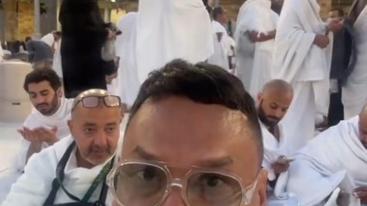 Umrah di Bulan Ramadan, Uya Kuya Perlihatkan Suasana Menunggu Buka Puasa di Depan Ka'bah