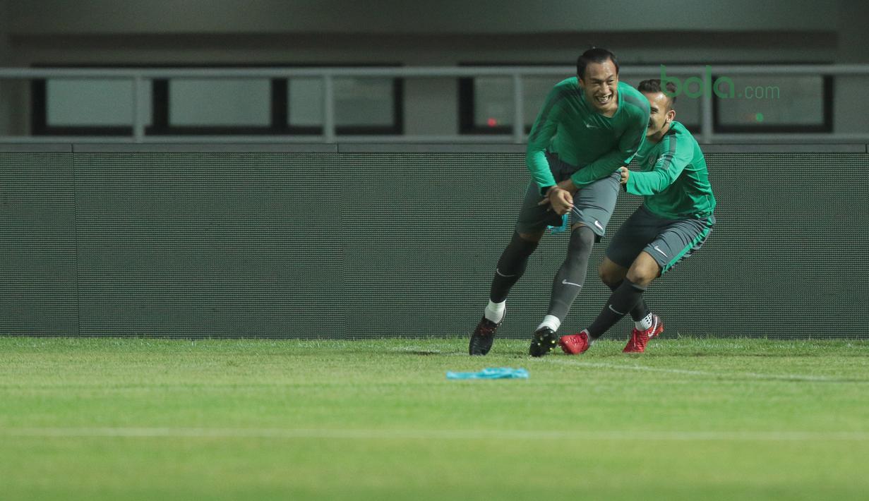 Hansamu Yama dan Egy Maulana Vikri tertawa bersama saat berlatih dalam sesi uji coba lapangan di Stadion Pakansari, Bogor, (26/4/2018). Indonesia melawan Bahrain pada laga perdana PSSI Anniversarry Cup 2018 . (Bola.com/Nick Hanoatubun)