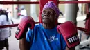 Constance Ngubane 79 tahun mengikuti latihan "Boxing Gogos" yang diselenggarakan oleh "A Team Gym" di Cosmo City di Johannesburg (19/9). Peserta "Boxing Gogos" berusia lebih dari 70 tahun. (AFP Photo/Gulshan Khan)