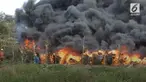 Kebakaran melanda lokasi penampungan ribuan ban bekas di Kabupaten Tangerang. 